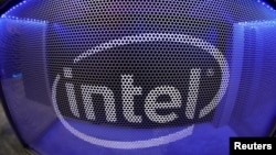 在美国加利福尼亚州洛杉矶，一年一度的电子游戏博览会E3开幕，电脑芯片制造商英特尔的标志显示在游戏电脑显示屏上。（资料照片，2019年6月11日）