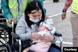 Sebagian WNI dari Ukraina yang menempuh perjalanan panjang keluar dari pesawat terbang dibantu kursi roda. (Kemlu RI)