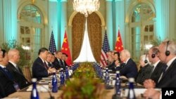 ประธานาธิบดีสี จิ้นผิง และประธานาธิบดี โจ ไบเดน ที่การหารือนอกรอบระหว่างการประชุมสุดยอดเอปกที่นครซานฟรานซิสโกของสหรัฐฯ เมื่อเดือนพฤศจิกายน 2023