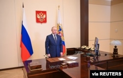 블라디미르 푸틴 러시아 대통령이 4일 모스크바 외곽 관저에서 화상 행사에 참석하고 있다.