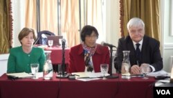 4일 워싱턴에서 열린 북한 인권범죄 모의재판에 참석한 나비 필레이 전 유엔 인권최고대표(가운데)와 볼프강 숌버그 전 유고슬라비아와 르완다 국제형사재판소 판사(오른쪽), 실비아 페르난데스 데 구르멘디 국제형사재판소 당사국 총회 의장.