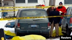 Scène d'une fusillade au palais de justice à Mount Pleasant, Michigan, le 5 mars 2002.