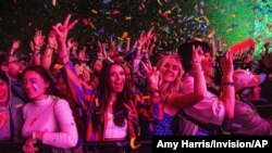 Tampak para pengunjung festival musik Coachella Music & Arts Festival menikmati jalannya acara yang digelar di Empire Polo Club, Indio, California, pada 20 April 2019. (Foto: Invision/AP/Amy Harris)