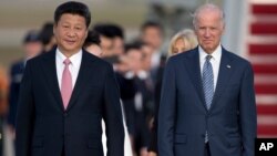 Presiden Xi Jinping dan Wapres AS Joe Biden dalam pertemuan tahun 2015 (foto: ilustrasi). 