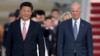 Presiden China Xi Jinping dan Joe Biden yang saat itu menjabat sebagai wakil presiden AS berjalan di karpet merah di landasan selama upacara kedatangan di Pangkalan Angkatan Udara Andrews, 24 September 2015. (Foto: AP)