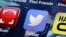 Une application Twitter sur un téléphone portable, le 18 octobre 2013.