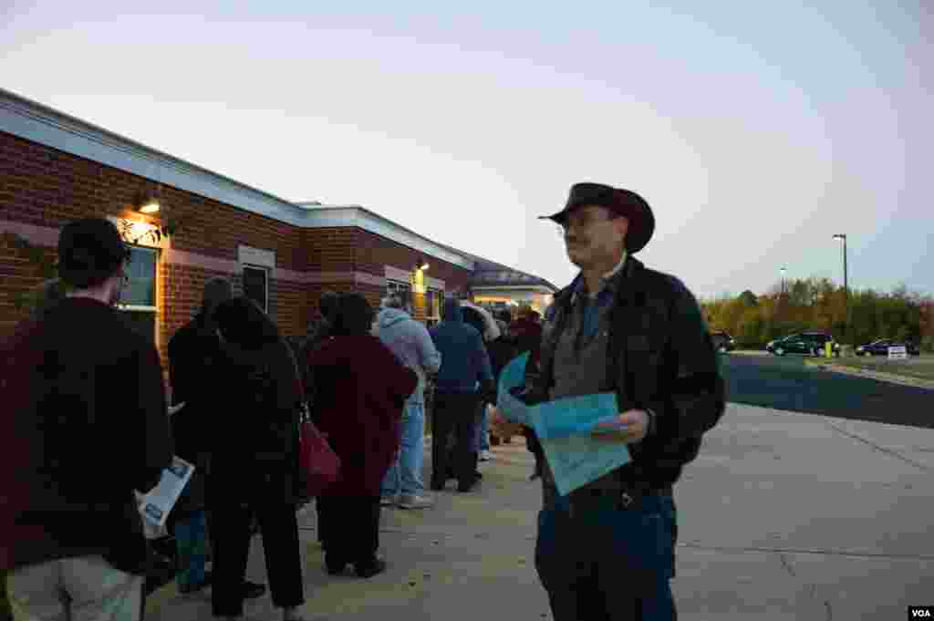 维吉尼亚州某投票站的志愿者