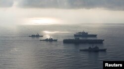 미 해군의 로널드 레이건 핵추진 항공모함 타격단.