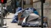 Tenda-tenda tempat tinggal para tunawisma di sepanjang pinggiran jalan di kawasan tertentu di Los Angeles, California, 28 Juni 2019. (Foto: Reuters)