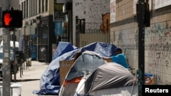 Tenda dan terpal yang didirikan oleh para tunawisma terlihat di sepanjang trotoar di pusat kota Los Angeles, California, AS, 28 Juni 2019. (Foto: REUTERS/Patrick T. Fallon)