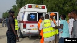 Les secouristes arrivent sur le lieu d'un attentat dans la ville de Maiduguri, Nigeria, le 27 avril 2018.
