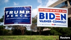 រូបឯកសារ៖ បដាគាំទ្រប្រធានាធិបតីសហរដ្ឋអាមេរិកលោក Donald Trump នៃគណបក្សសាធារណរដ្ឋ និងលោក Joe Biden បេក្ខជនប្រធានាធិបតីនៃគណបក្សប្រជាធិបតេយ្យ ត្រូវបានដាក់នៅមុខមណ្ឌលបោះឆ្នោតមួយកន្លែងនៅក្រុង Fairfax រដ្ឋ Virginia កាលពីថ្ងៃទី ១៨ ខែកញ្ញា ឆ្នាំ២០២០។ 