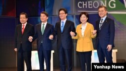 13일 서울 마포구 상암동 SBS 프리즘타워에서 열린 '2017 국민의 선택, 대통령후보 초청 토론회'에서 자유한국당 홍준표(왼쪽부터), 국민의당 안철수, 바른정당 유승민, 정의당 심상정, 더불어민주당 문재인 후보가 기념촬영을 하고 있다. 이날 토론은 SBS와 한국기자협회가 공동주최했다. 