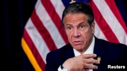 Andrew Cuomo, mokambi ya état ya New York andimi kotika ebonga na ye nsima na kofundama na kotungisa basi, New York, 10 août 2021.