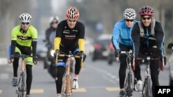 Une photo du secrétaire d'Etat américain John Kerry (2e de la gauche) circulant à vélo au cours d'une pause à Lausanne, le 16 mars 2015