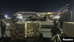 Bantuan militer, yang dikirim sebagai bagian dari bantuan keamanan Amerika Serikat ke Ukraina, diturunkan dari pesawat di Bandara Internasional Boryspil di luar Kyiv, Ukraina, 13 Februari 2022. (Foto: REUTERS/Serhiy Takhmazov)