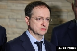 우크라이나와의 정전 협상 러시아 대표단장인 블라디미르 메딘스키 대통령 보좌관이 7일 벨라루스 브레스트 주에서 3차 회담 직후 언론에 브리핑하고 있다.