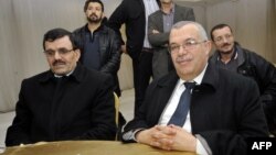 Le dirigeant d'Ennahdha, Noureddine Bhiri (à droite) a été arrêté et "emmené vers un lieu inconnu" lors d'une descente de police.