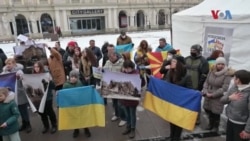 Додека зборуваме тука, Русија нè бомбардира: Украинците во Скопје повторно излегоа на протест