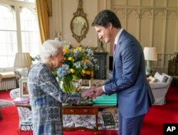 Ratu Elizabeth II menerima kedatangan Perdana Menteri Kanada Justin Trudeau di Kastel Windsor, Inggris, pada 7 Maret 2022. (Foto: Pool via AP/Steve Parsons)