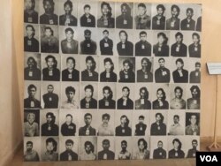 រូប​ឯកសារ៖ អ្នក​ទោស​ទាំងអស់​ ដែល​បញ្ជូនទៅ​មន្ទីរ​ស-២១ ឬ​គុក​ទួលស្លែង ត្រូវ​បាន​ខ្មែរ​ក្រហម​ថត​រូប​ មុន​នឹង​សួរ​ចម្លើយ​ និង​ធ្វើ​ទារុណកម្ម។ រូប​នេះ​ថត​ចេញ​ពី​ជញ្ជាំង​តាំង​រូបថត​មួយ​នៅ​សារមន្ទីរ​ទួលស្លែង​នៅ​ទី​ក្រុង​ភ្នំពេញ។ (ណឹម សុភ័ក្រ្តបញ្ញា/VOA)