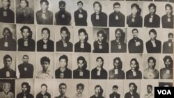 រូបឯកសារ៖ អ្នក​ទោស​ទាំងអស់​ ដែល​បញ្ជូន​​ទៅ​មន្ទីរ​ស-២១ ឬ​គុក​ទួលស្លែង ត្រូវ​បាន​ខ្មែរ​ក្រហម​ថត​រូប​ មុន​នឹង​សួរ​ចម្លើយ​ និង​ធ្វើ​ទារុណកម្ម។ រូប​នេះ​ថត​ចេញ​ពី​ជញ្ជាំង​តាំង​រូបថត​មួយ​នៅ​សារមន្ទីរ​ទួលស្លែង​នៅ​ទី​ក្រុង​ភ្នំពេញ។ (ណឹម សុភ័ក្រ្តបញ្ញា/វីអូអេ)