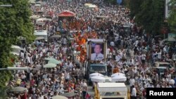 រូបឯកសារ៖ ប្រជាពលរដ្ឋខ្មែររាប់ពាន់នាក់បានចូលរួមហែសពរបស់លោក កែម ឡី អ្នកវិភាគសង្គមនិងនយោបាយដ៏ល្បីឈ្មោះម្នាក់ នៅរាជធានីភ្នំពេញ កាលពីថ្ងៃទី២៤ ខែកក្កដា ឆ្នាំ២០១៦។