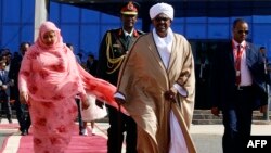 Le président soudanais Omar el-Béchir et la Première dame à Khartoum le 24 décembre 2017.