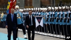 Presiden Turki Recep Tayyip Erdogan (kiri) dan Perdana Menteri Swedia Ulf Kristersson memeriksa pengawal kehormatan militer dalam upacara penyambutan di istana presiden di Ankara, Turki, Selasa, 8 November 2022. (AP/Burhan Ozbilici)