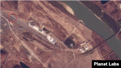 북러 접경지역의 8일 모습. 두만강 이남 북한측 화물처리구역 선로에서 열차(원 안)를 볼 수 있다. 자료=Planet Labs