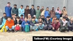 د کراچۍ له زندانونو څخه ازاد شوي افغان بندیان