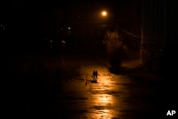 Ljudi hodaju ulicom tokom isključenja struje u Kijevu, Ukrajina, 6. novembra 2022.