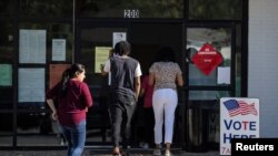 Les électeurs arrivent dans un bureau de vote à Marietta, en Géorgie, le 8 novembre 2022.