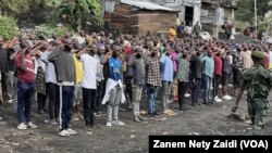 Un groupe des jeunes qui sont prêts à travailler au sein de l'armée pour combattre contre les rebelles du M23 et défendre leur pays contre l'agression. (Zanem Nety Zaidi/ VOA Afrique)