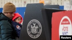 Seorang pemilih memberikan suara saat memberikan suara dalam pemilihan paruh waktu 2022 di Brooklyn, New York, AS, 8 November 2022. (Foto: REUTERS/Brendan McDermid)
