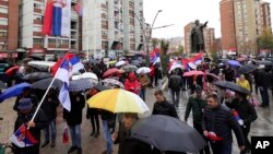 Orang-orang etnis Serbia Kosovo mengibarkan bendera Serbia selama protes di Mitrovica, Kosovo, 6 November 2022. (Foto: AP)