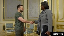 ლინდა თომას-გრინფილდი (მარჯვნივ) უკრაინაში ვიზიტის დროს პრეზიდენტ ვოლოდიმირ ზელენსკის (მარცხნივ) შეხვდა. 8 ნოემბერი, 2022 წ. 