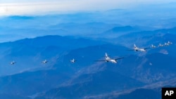 지난해 '비질런트 스톰' 미한 연합공중훈련에 참가한 B-1B 미 공군 전략폭격기(가운데)가 한국 공군 F-35 전투기(왼쪽), 미 공군 F-16 전투기(오른쪽)와 한반도 상공을 비행하고 있다.