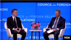 美国家安全顾问沙利文（左）2022年11月7日晚在纽约外交关系协会与大西洋理事会的撰稿人乔治·帕克（右）就美国的外交政策战略进行对话。