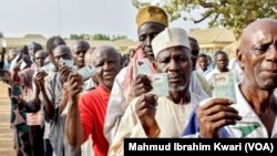 Masu kada kuri'a dauke da Katunan Zabe.