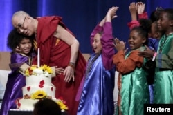 Dalai Lama meniup lilin di atas kue ulang tahunnya bersama anak-anak di University of California, Irvine (6/7).
