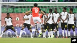Mohamed Salah de l’Egypte marque un but lors du match de football de la Coupe d'Afrique des nations Groupe D entre l'Egypte et le Ghana au Stade de Port-Gentil, Gabon, 25 janvier 2017. 