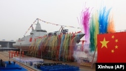 Upacara peluncuran kapal perusak rudal terbaru Angkatan Laut China Tipe 055 buatan dalam negeri, di Galangan Kapal Jiangnan, Shanghai, 28 Juni 2019.(Wang Donghai/Xinhua via AP, File)