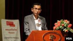 លោក ទុំ វីរ៉ា នាយកប្រតិបត្តិអង្គការមនុស្សចាស់កម្ពុជា ថ្លែងក្នុងសិក្ខាសាលាផ្សព្វផ្សាយពីគម្រោងពិគ្រោះយោបល់ ការកសាងសមត្ថភាពដៃគូ និងការរៀបចំផែនការ នៅថ្ងៃទី២៦ ខែមេសា ឆ្នាំ២០២២ នៅរាជធានីភ្នំពេញ។ (កាន់ វិច្ឆិកា/វីអូអេ)