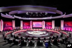 Delegasi berkumpul saat upacara pembukaan Pertemuan Menteri Keuangan dan Gubernur Bank Sentral G20 di Jakarta, 17 Februari 2022. (Foto: via AP)