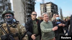 Sekjen PBB Antonio Guterres mengunjungi kota Borodianka, di luar Kyiv, Ukraina, 28 April 2022. (Foto: REUTERS/Gleb Garanich)