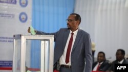 Les membres du Sénat votent pour choisir un orateur lors d'un concours intense à Mogadiscio le 26 avril 2022.