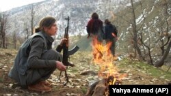 یکی از جنگجویان زن حزب کارگران کردستان (PKK) در شمال عراق (تصویر از آرشیف صدای امریکا)‌