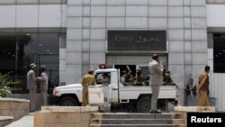 Patroli keamanan Houthi di sekitar bandara Sanaa di Sanaa, Yaman 24 April 2022. (REUTERS/Khaled Abdullah)