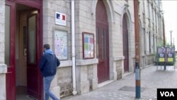 A voter enters a polling station in Pantin. (Lisa Bryant/VOA)
